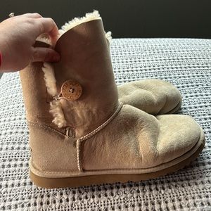 Uggs Bailey Button size 9